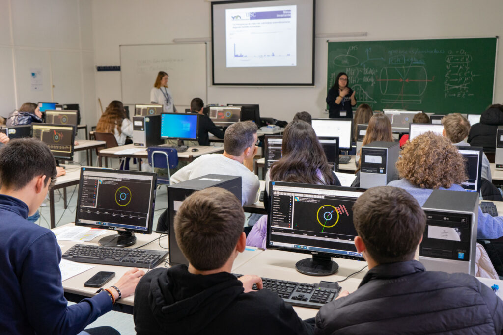 Un centenar de estudantes de bacharelato de Galicia aprenden física de partículas na Masterclass do IGFAE