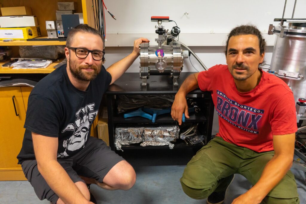 Yassid Ayyad e Pablo Cabanelas, investigadores do IGFAE e socios fundadores de REMA Neutron Scanners, xunto a ‘Leela’, o prototipo deseñado para a radiografía con neutróns. Foto: IGFAE.
