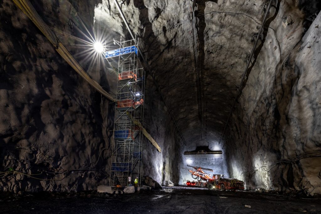 Interior das cavernas que albergarán os detectores de DUNE no Laboratorio Subterráneo de Sanford, en Dakota do Sur (EUA). Cada unha delas ten case 160 metros de lonxitude, 20 de anchura e 28 de altura: / Crédito: Matthew Kapust, Sanford Underground Research Facility.