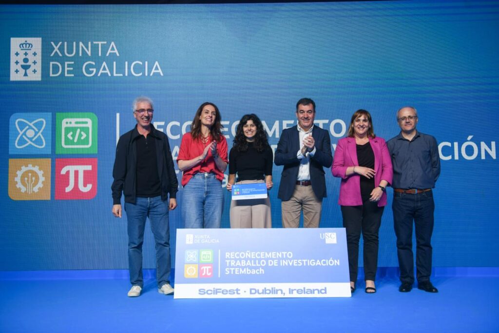 Belén Carla Merino Pazos recibe o galardón no acto celebrado a pasada semana na Cidade da Cultura. Foto: Xunta de Galicia.