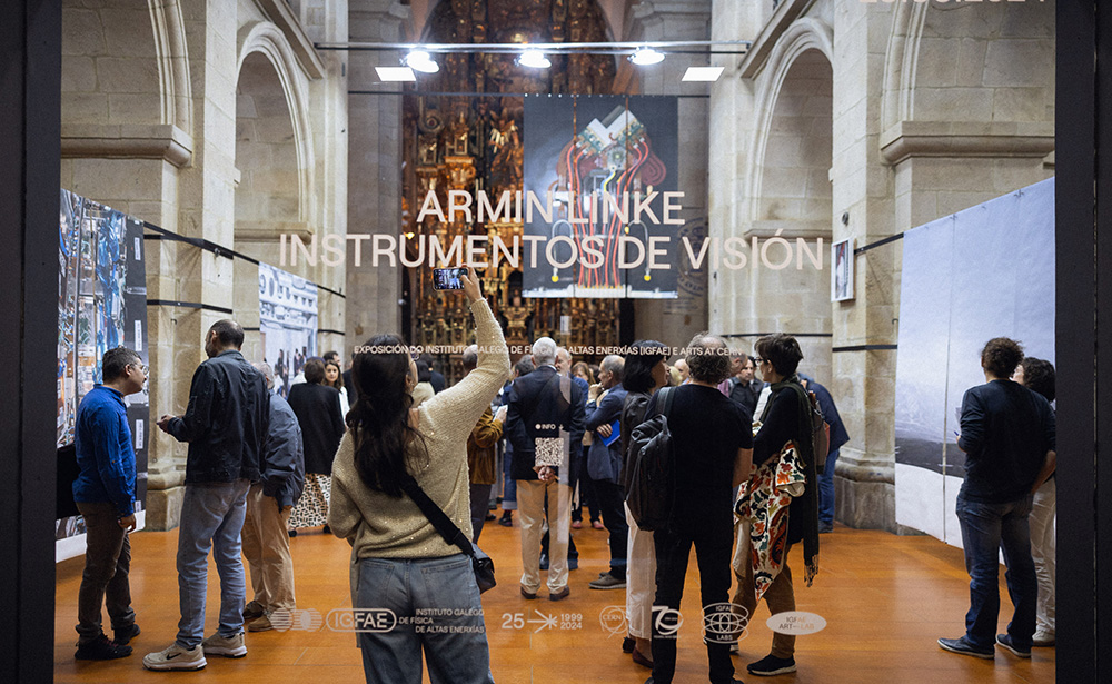 “Instrumentos de Visión” compila imaxes do artista Armin Linke, realizadas en diversas instalacións científicas de física de partículas. Crédito da fotografía: Manu Suárez.