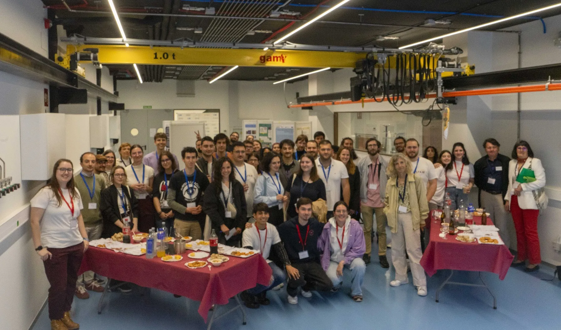 Foto de familia da 13ª Young Minds Leadership Meeting celebrada en Santiago de Compostela, durante a sesión de pósters no IGFAE.