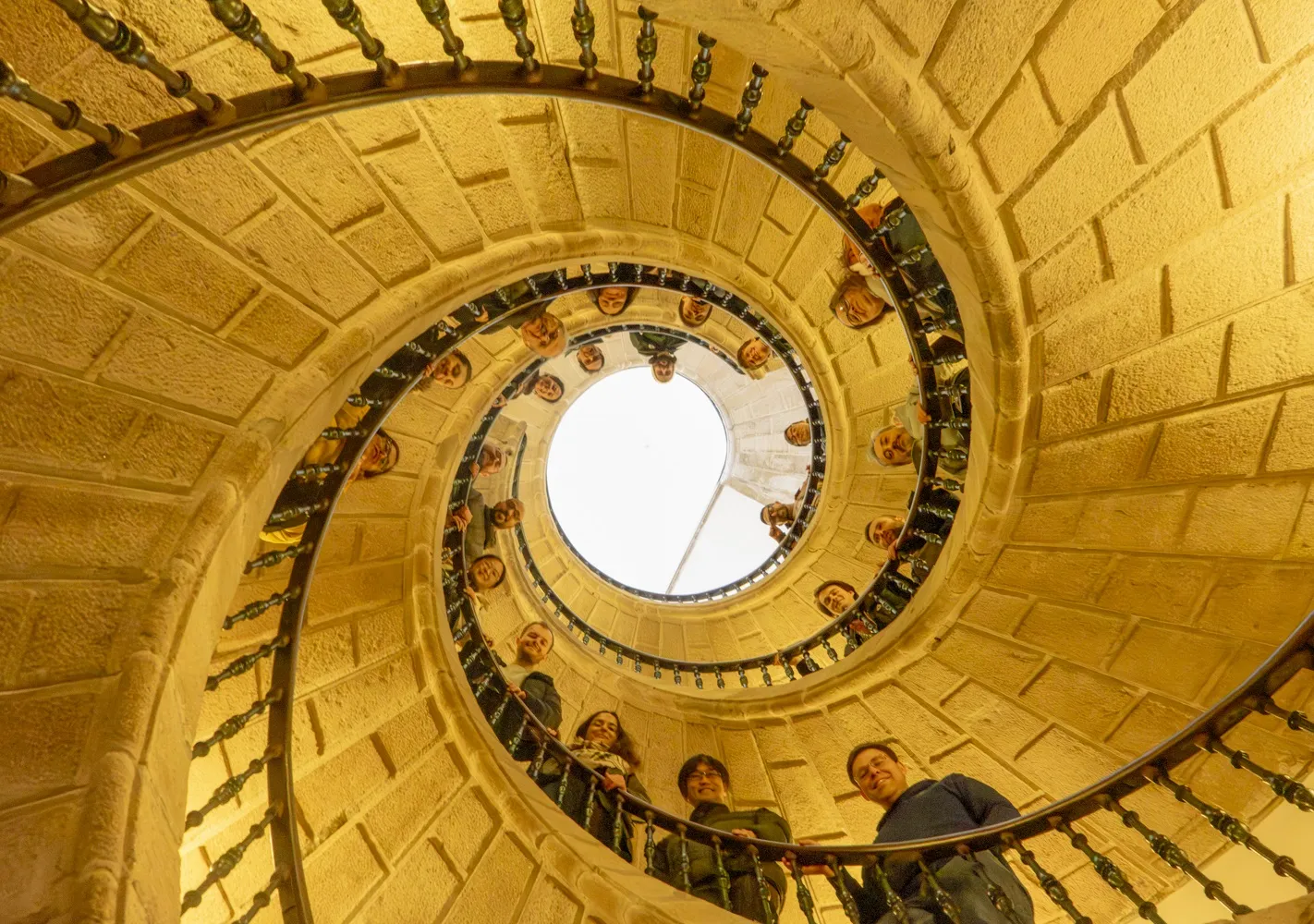 As persoas participantes no workshop achegáronse ata a escaleira helicoidal do Museo do Pobo Galego, no convento de San Domingos de Bonaval, para a foto conxunta. Foto: IGFAE.