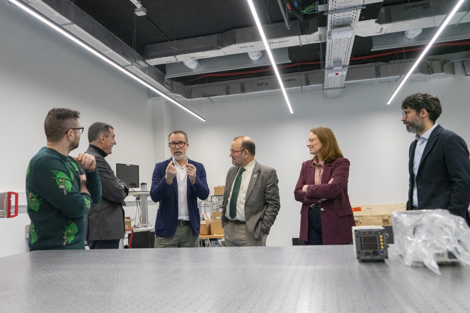 O acto incluíu tamén unha visita ao espazo onde se instalará o Quantum Computing Lab. Foto: IGFAE.