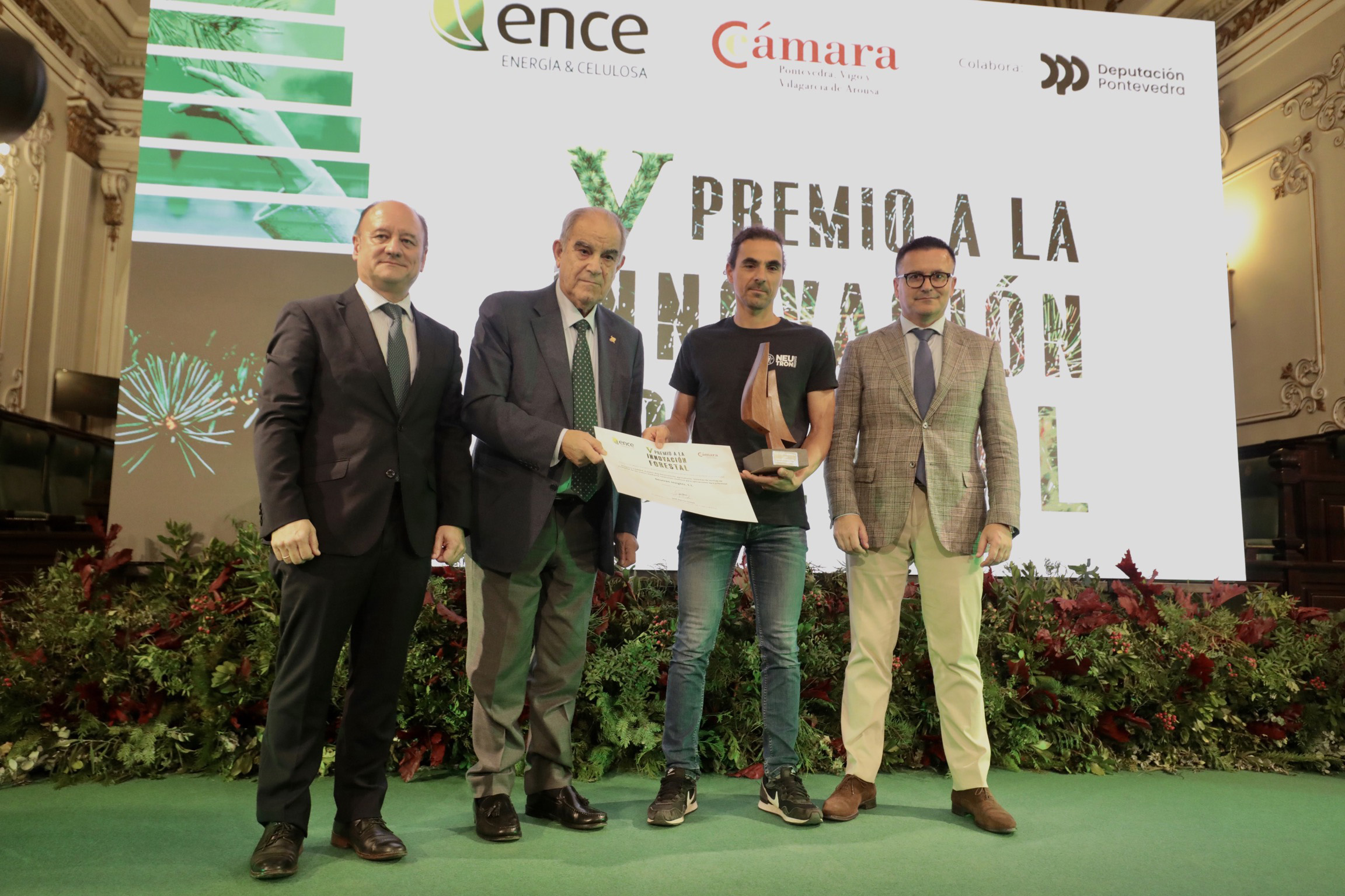 Pablo Cabanelas, cofundador de Neutron Insights, recibe o galardón de mans do presidente da Cámara de Comercio, José García Costas. Foto: Xunta de Galicia.