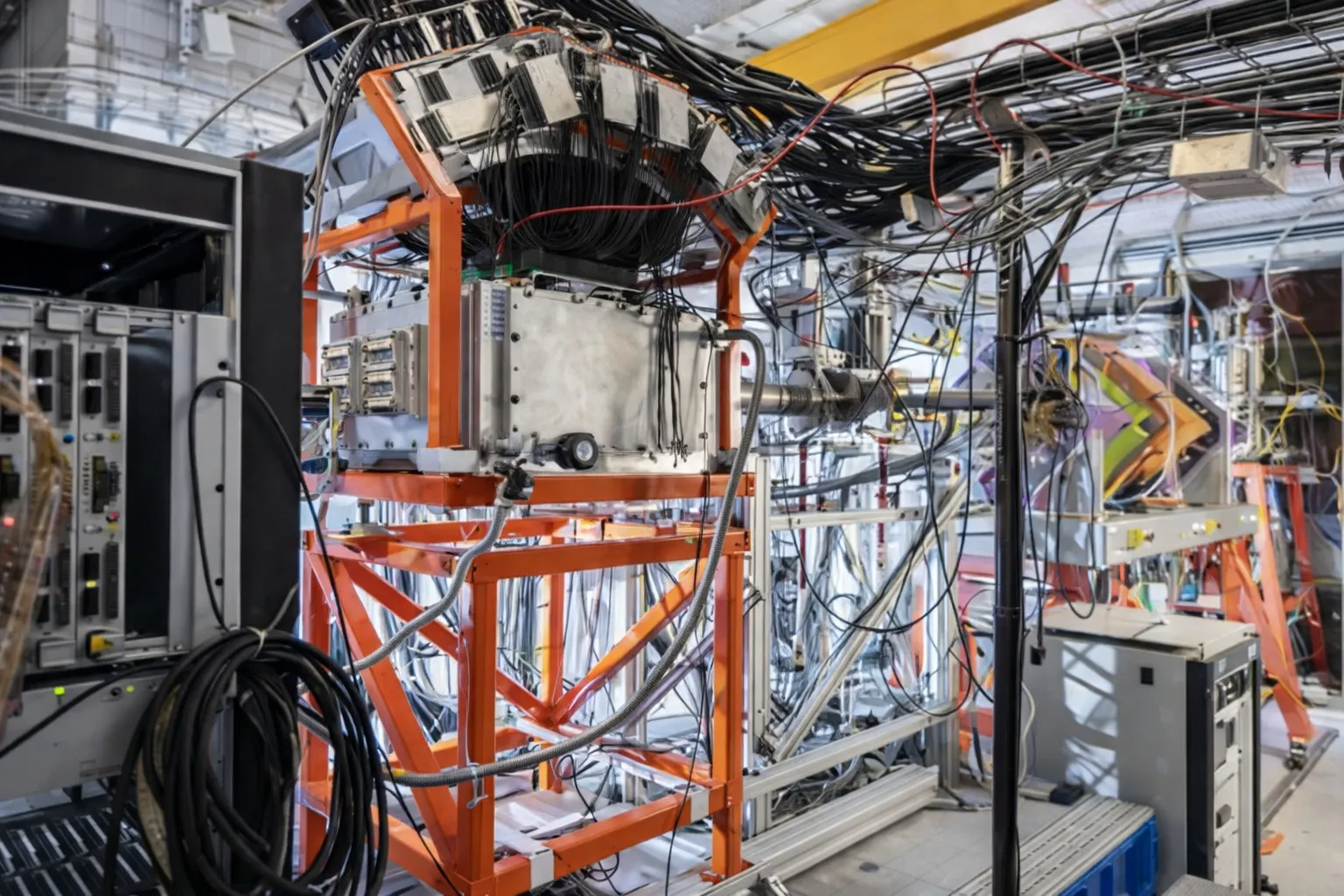 O experimento realizouse no detector ACTAR TPC ( (ACTive TARget Time Projection Chamber), instalado en GANIL (Grand Accélérateur National d’Ions Lourds), en Caen (Francia). Fonte: GANIL.