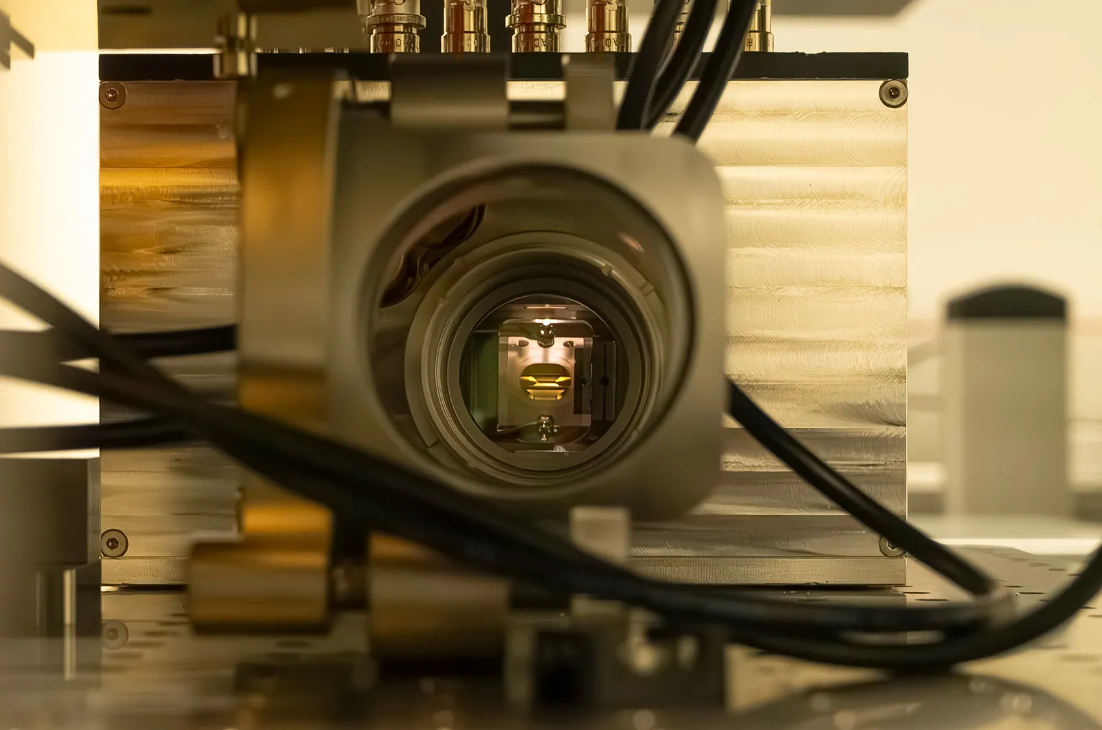Close-up of the ion trap in the quantum simulator at the IGFAE-CESGA Quantum Computing Lab. Photo: IGFAE.