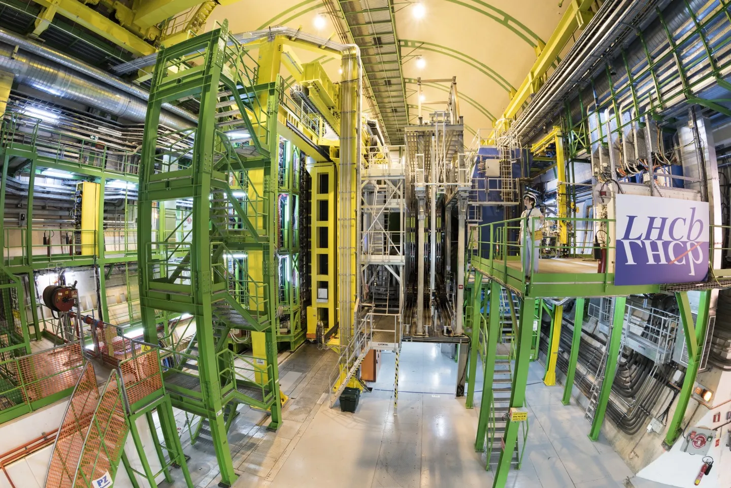 Caverna subterránea do experimento LHCb, nas instalacións da Organización Europea para a Investigación Nuclear (CERN), na fronteira entre Suíza e Francia. Crédito: Maximilien Brice / CERN.