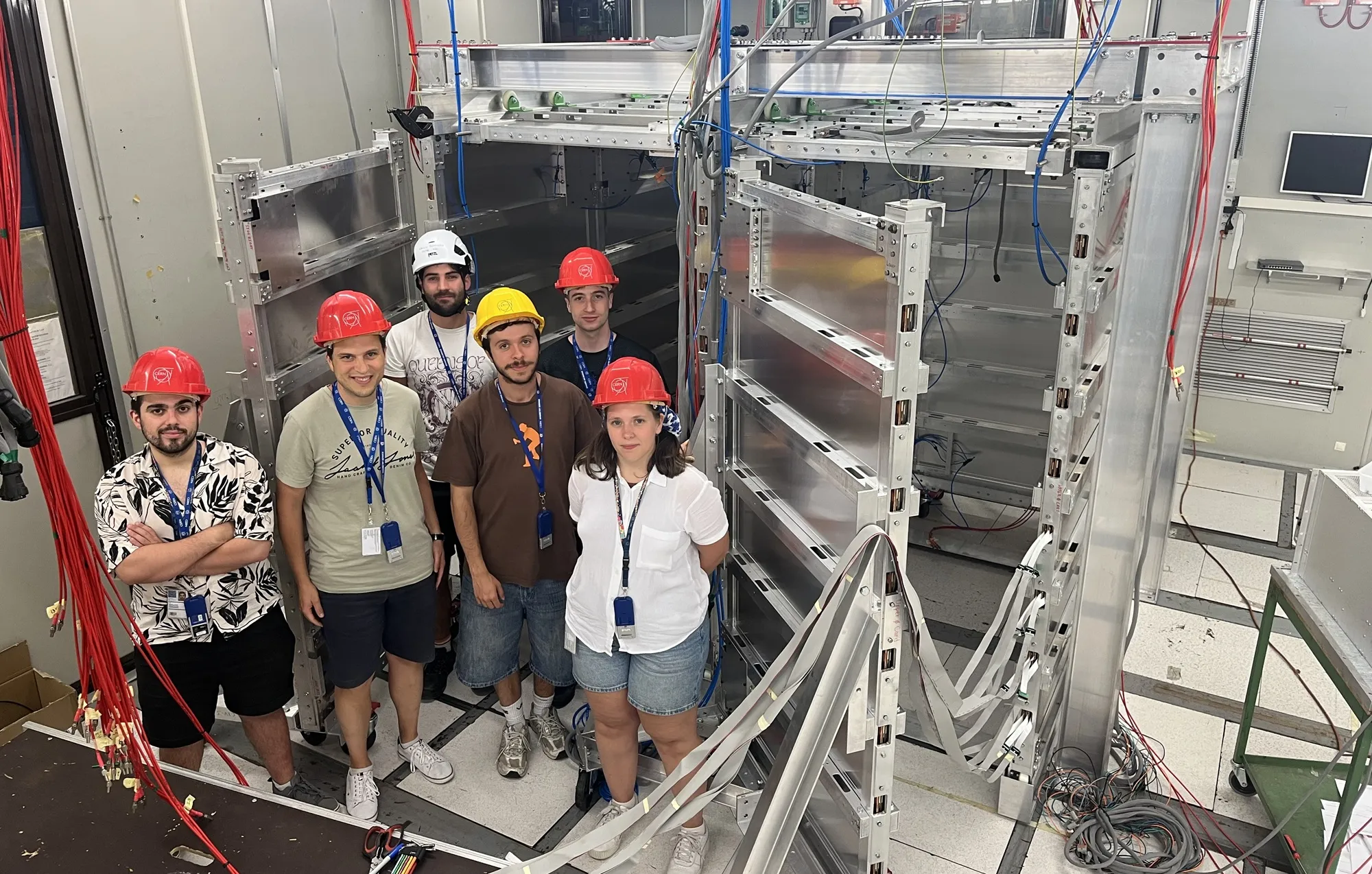 Parte del equipo del IGFAE que ha desarrollado el prototipo de Codex-beta, junto al detector instalado en el LHC del CERN.